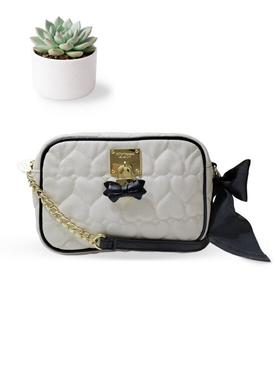 Betsey Johnson Handbags - Betsey Johnson White Heart Quilted Crossbody Bag Gold Chain Black Bow Camera Bag